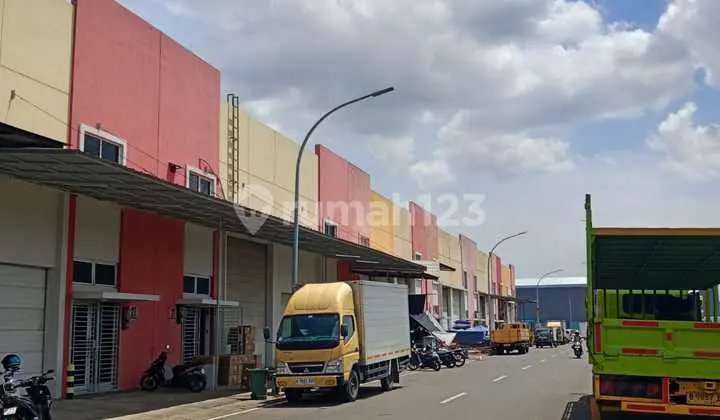 Gudang Ukuran 9X24 Lb200m2 Akses Tol dan Kontainer 40 Feet Dekat Pelabuhan Bispark Cakung