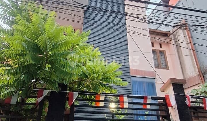 Rumah.bagus. Tidak Masuk Mibil.mobil Parkir Didepan.perkantoran