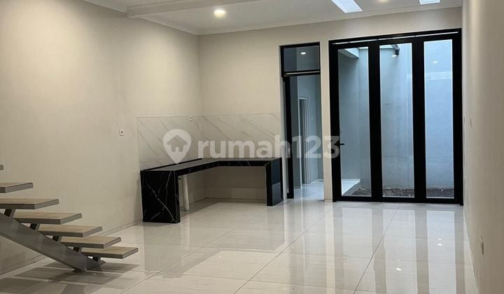New House on Kembar Bkr Street, New Bandung City