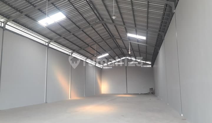 Dijual Gudang Baru. Jl. Soekarno Hatta Bandar Lampung. Luas Gudang 600m2 Ada Kantor 2 Lantai. Komplek Pergudangan. Aman Dijaga 24 Jam Nilai Investasi Tinggi. Roi Roe Akses Jalan Beton Bisa Dilalui Semua Jenis Kwndaraan Berat. Termasuk Trailer Dan Containe