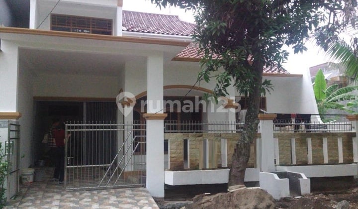 Dijual Rmh di Jatiwarna, Komp Bulog, Bgs, Siap Huni, Kt.7+1, km.4+1, ruang keluarga di Lt.1 dan 2 luas, Atap Baja Ringan, Semi Furnish.