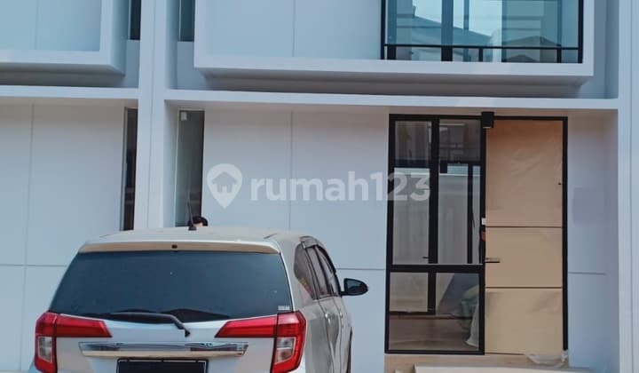 Disewakan Rumah di Lippo Karawaci, Dkt Akses Pintu Tol dan Hypermart, Bangunan 2 LT , Kt.2, Km.2, AC , Canopy,