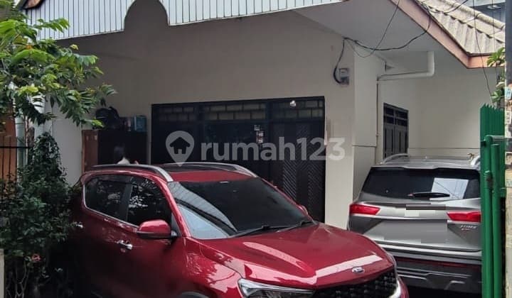 For Sale Fast, 2-Story House, Sawah Besar, Can Be Used for Boarding, 4+1 Bedrooms, Semi-Furnished, SHM (Certificate of Ownership)