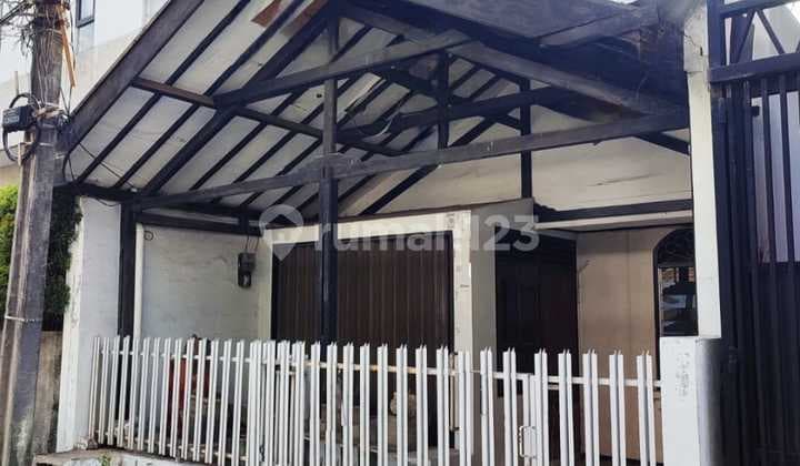 Cheap House for Sale in Kelapa Gading, 2+1 Bedrooms, 1 Bathroom, 1 1/4 Floors, 2-Car Road Row, Freehold Certificate.
