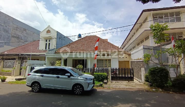 DIJUAL RUMAH 2 LT ARSITEKTUR BELANDA DI LINGKUNGAN ELIT BANDUNG