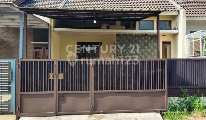 Rumah Di Seberang Lapangan Komplek One Gate Bumi Adipura Bandung