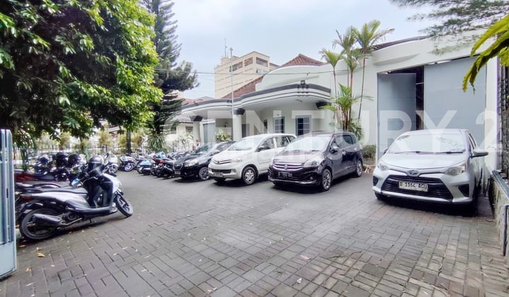 Strategic House in Dago, Suitable for Office or Restaurant