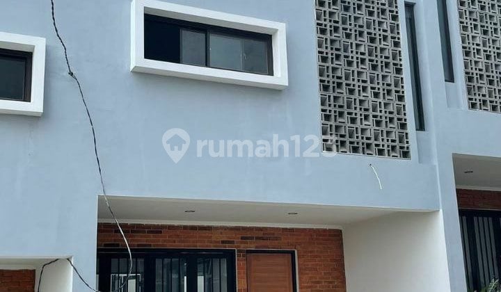 Rumah 3 Lantai Sayap Setiabudi Bandung, Desain Modern & Siap Huni