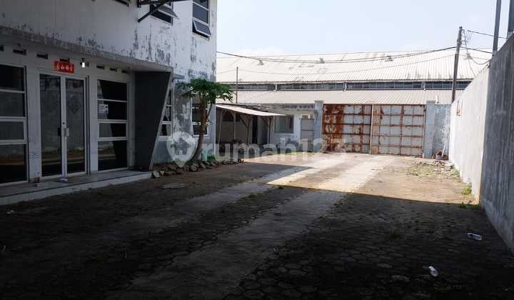 Gudang Strategis, Parkir Luas di Cileunyi