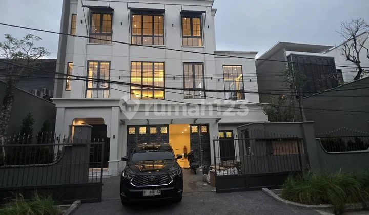 Brand New Mewah Lokasi Prime Ada Lift & Rooftop