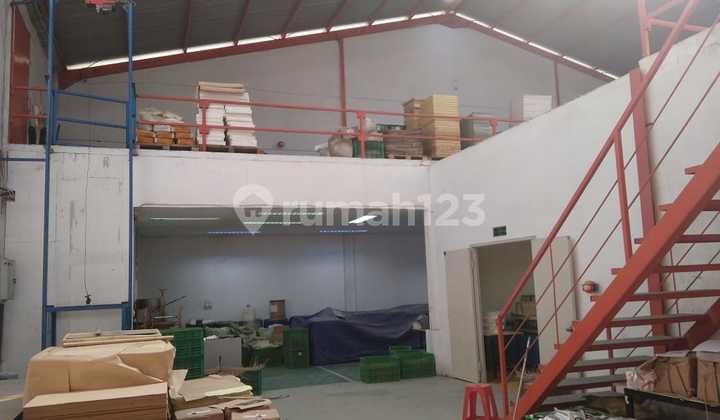 For Rent: 800M2 Spacious Warehouse Plot in Cipondoh