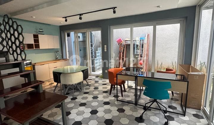 Rumah Siap Huni Dekat Senayan, 3 Lantai Cocok Kantor Area Kebayoran Baru Lokasi Strategis