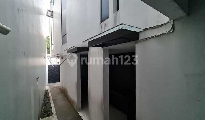 For Sale Kebayoran Baru House - Dempo Pakubuwono Area, 3 floors, facing a park, Quiet Area