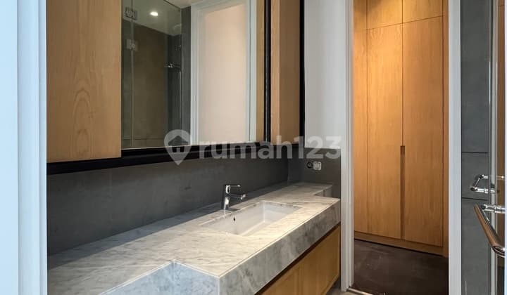 Rumah Mewah 3 Lantai di Komplek Eksklusif Pondok Indah – Ada Rooftop, Dekat PIM