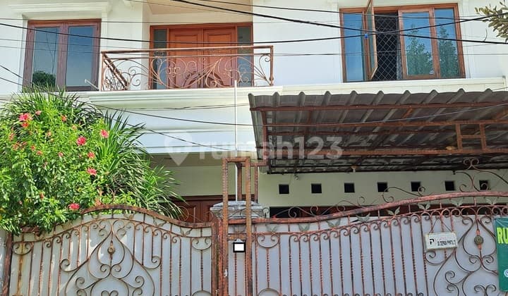 Rumah 2 Lantai di Kebayoran Baru dengan Rooftop, Dekat Gandaria City & Rspp