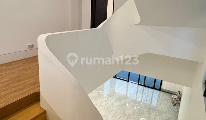 Rumah Mewah 3 Lantai di Komplek Eksklusif Pondok Indah - Ada Rooftop, Dekat Pim