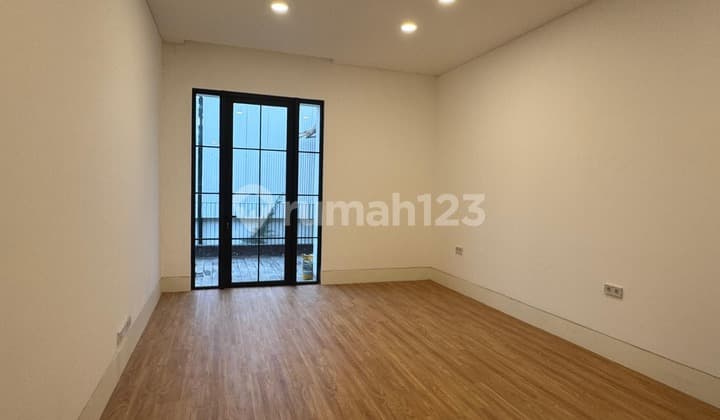 Rumah Mewah 3 Lantai di Komplek Eksklusif Pondok Indah - Ada Rooftop, Dekat Pim