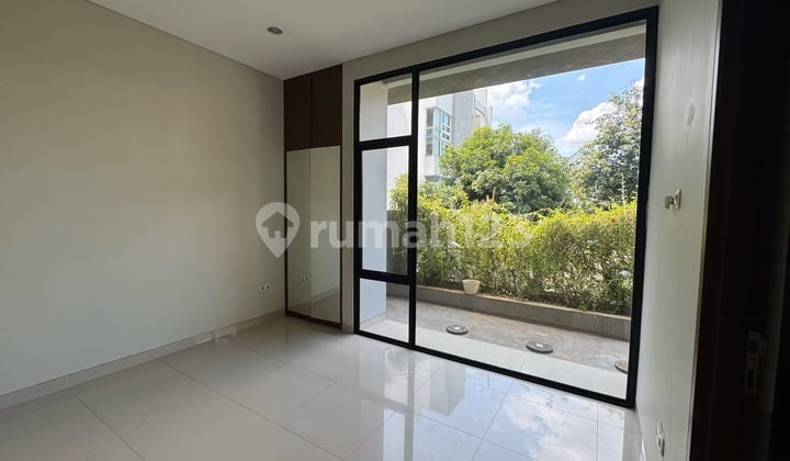 Turun Harga! Jarang Ada! Rumah Komplek, Private Pool, Siap Huni