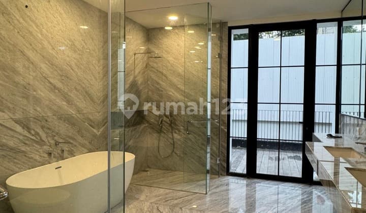 Rumah Mewah 3 Lantai di Komplek Eksklusif Pondok Indah - Ada Rooftop, Dekat Pim