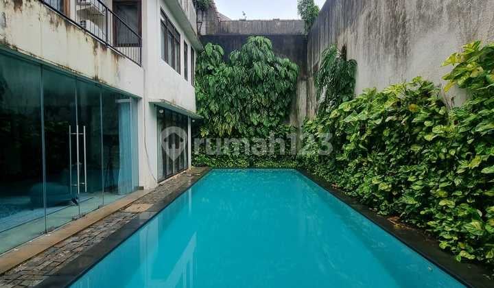 Rumah Sewa Mewah di Kebayoran Baru, Rooftop, Dekat Senayan & Scbd