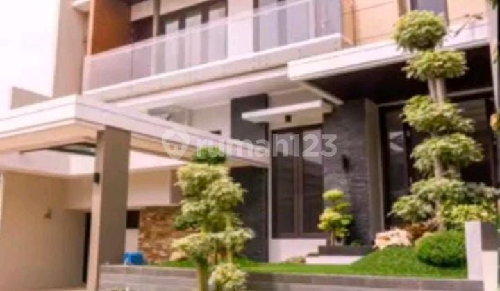 Luxury minimalist house in Citraland East Emerald, 7.5m negotiable, excellent condition.