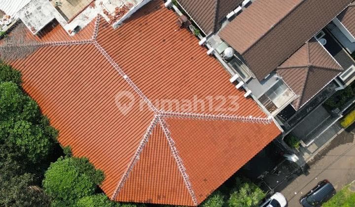 Rumah Classic 3 Lantai di Simprug Garden Jakarta Selatan