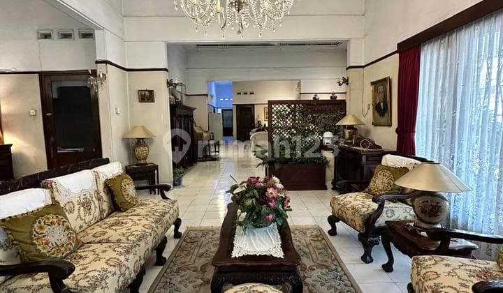 Rumah dengan Tanah Luas di Jl. Taman Chung , Gambir- JL