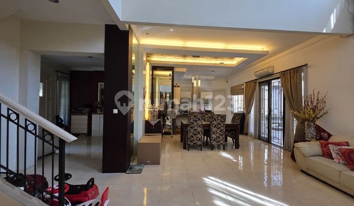 Rumah Lokasi Tenang Lt 367 M2 Langka Depan Taman