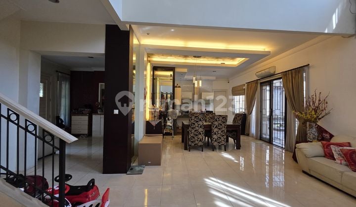 Rumah Lokasi Tenang Lt 367 M2 Langka Depan Taman