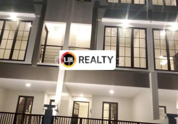Rumah Minimalis Jalan Lebar 3 Mobil di Taman Ratu Jakarta Barat