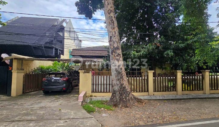 Rumah Lama Depan Taman Area Prime di Taman Pakubuwono