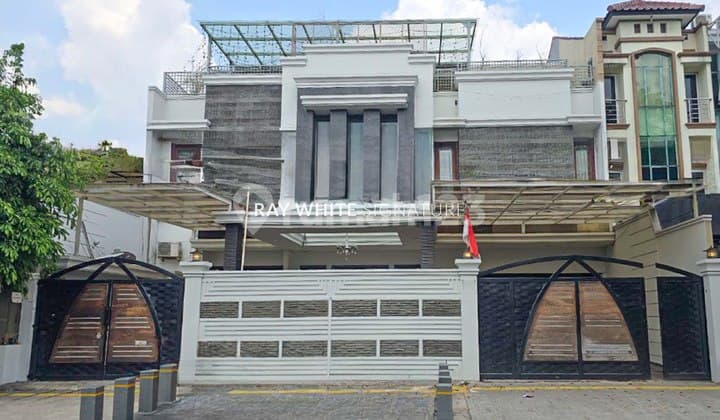 Luxury 3-Story House on Jl Tebet Raya Suitable for Business