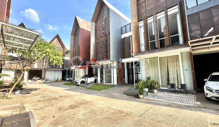 Rumah 3 lantai siap huni dalam komplek lokasi strategis di pasar Minggu Jakarta selatan