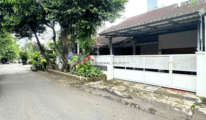 Rumah Luas Akses Jalan Lebar Lingkungan Komplek dan Tenang di Kebayoran Baru, Jakarta Selatan