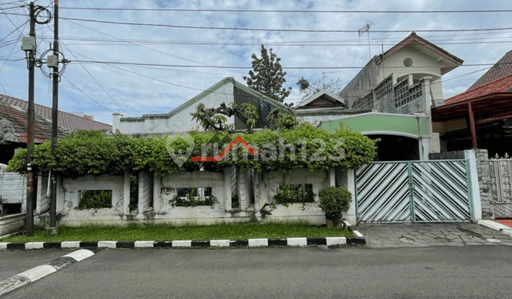 Rumah Lama Terawat Lingkungan Asri dengan Jalan Lebar dan Besar di Kalibata, Jakarta Selatan