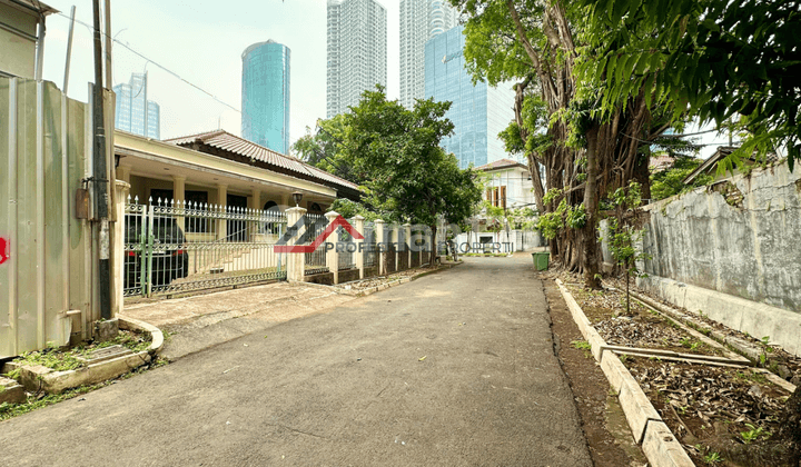 Rumah Lama Dekat ke Pusat Bisnis di Kuningan, Jakarta Selatan