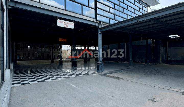Bagunan Gedung Komersil Lokasi di Jalan Raya Utama Kebayoran Lama