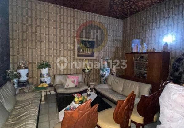 Bangunan usaha di jalan Ahmad Yani