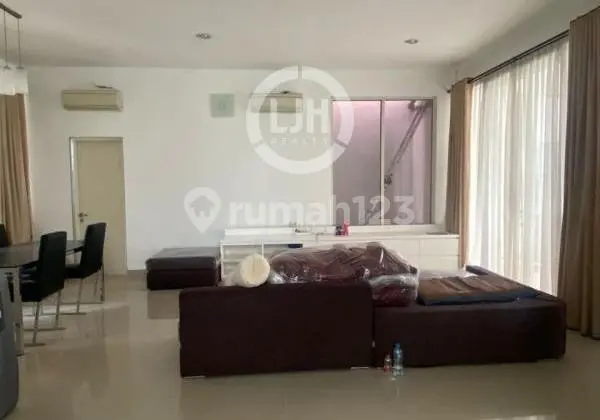 Rumah Mewah di Graha Candi Golf