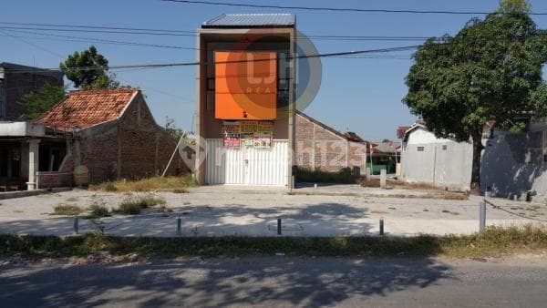 Ready-to-use shop house in Jatikusuman, Mranggen.