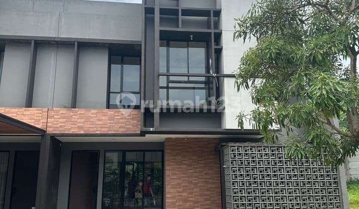 Disewa Rumah 2 Lantai 4+1 Kamar Tidur di Suvarna Sutera Siap Huni