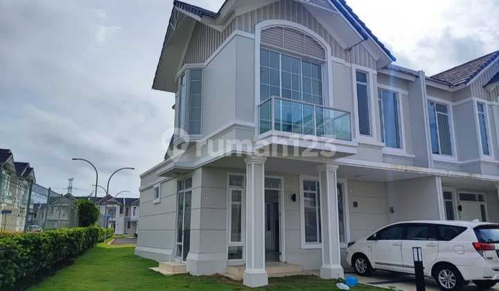 Disewakan Rumah 2 Lt Posisi Hook di Suvarna Free AC dan Water Heater