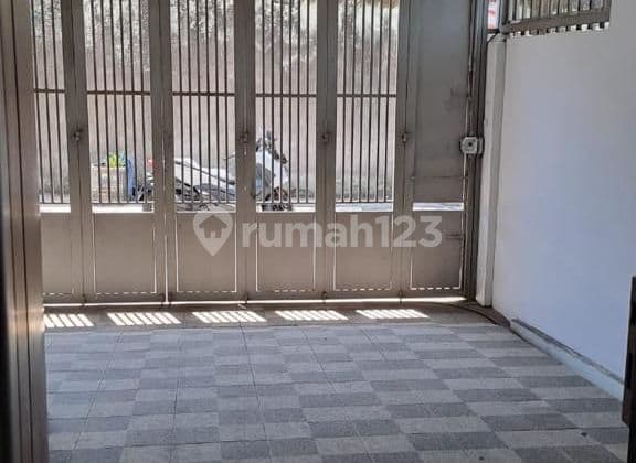 Rumah di Jl. Nawawi 3 Lantai SHM Sudah Renovasi