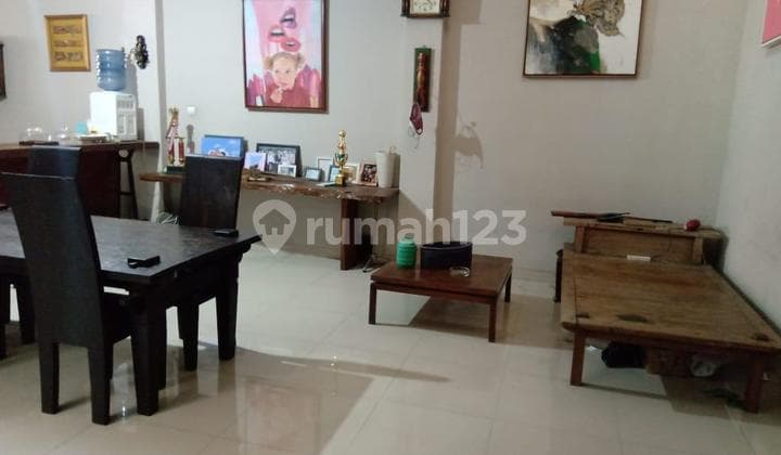 Rumah Besar Tengah Kota Bandung di Karasak