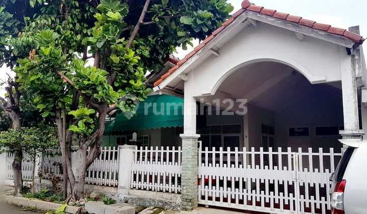 House for Sale in a Complex in Duren Tiga, South Jakarta.