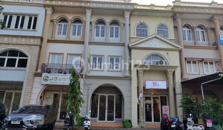 Ruko 3 lantai di Komplek Puri Mansion, selangkah ke pintu toll