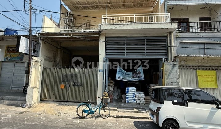 Active Semolowaru Main Road Kos and Shops