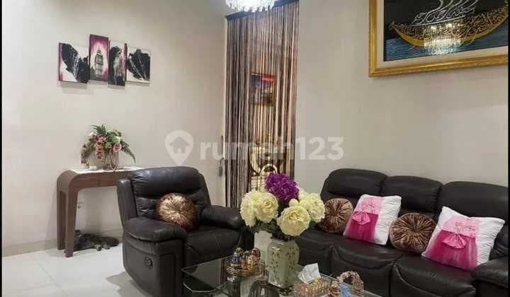 Rumah Ada Kolam Renang Lokasi Joglo Jakarta Barat