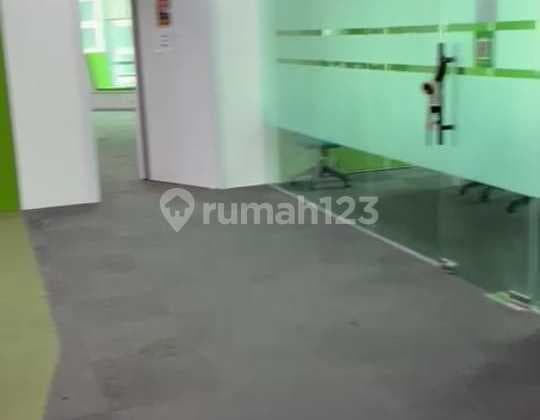 Disewakan Office St Moritz Lantai Rendah Semi Furnished Terkoneksi Ke Mall Lippo Puri Jakarta Barat