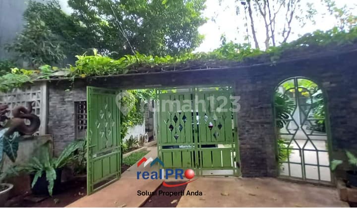 Rumah Gaya Tahun 70an di Taman Wijaya Kusuma, Dapur Susu